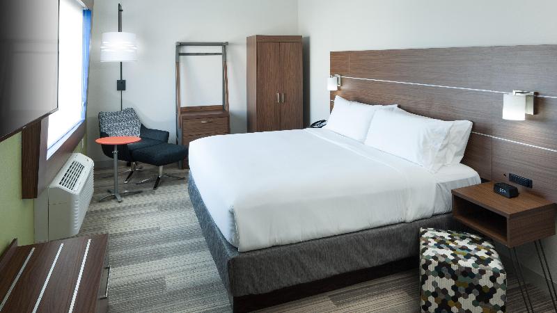 带大床的套房, Holiday Inn Express & Suites   Orlando At Seaworld, An Ihg