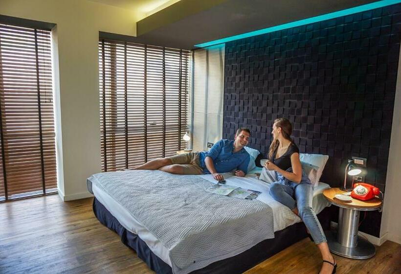 디럭스 룸, Pi Athens