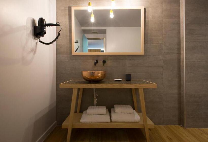 패밀리 스위트, Pi Athens