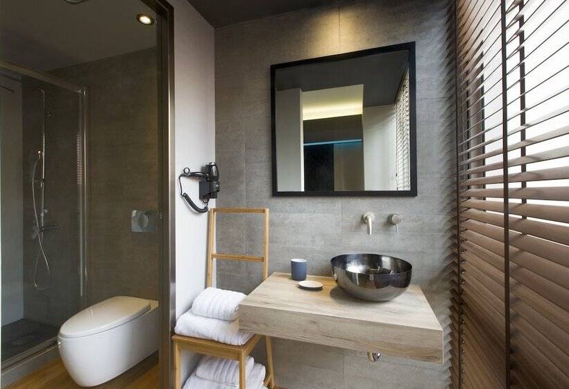Номер Deluxe, Pi Athens