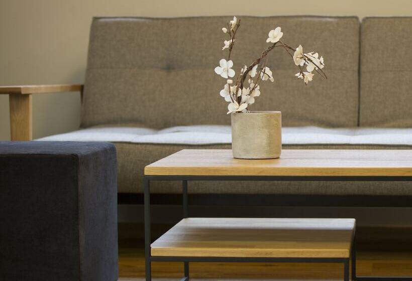 패밀리 스위트, Pi Athens