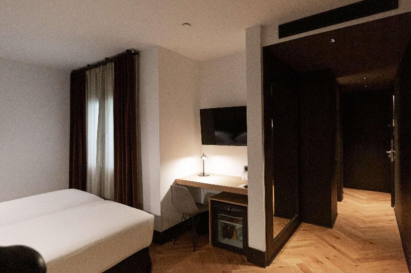 디럭스 룸, Pi Athens