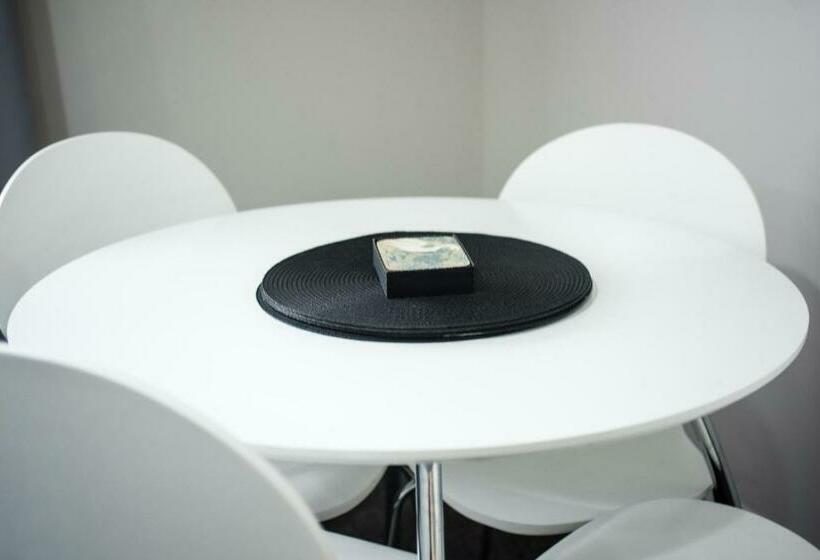 استودیوی استاندارد, White Heron Motor Lodge