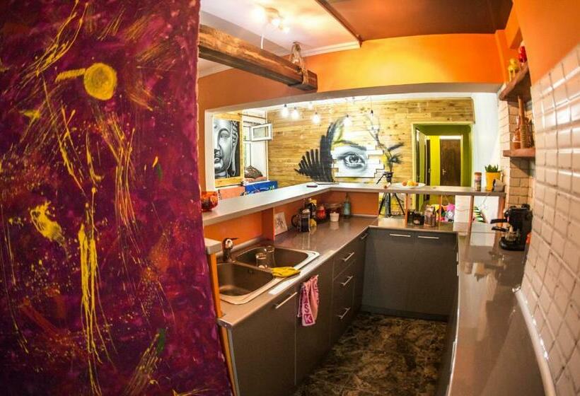 اتاق اکونومی, Hostel Loco