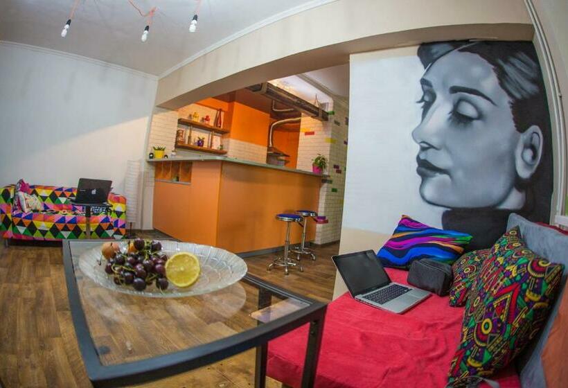 اتاق اکونومی, Hostel Loco