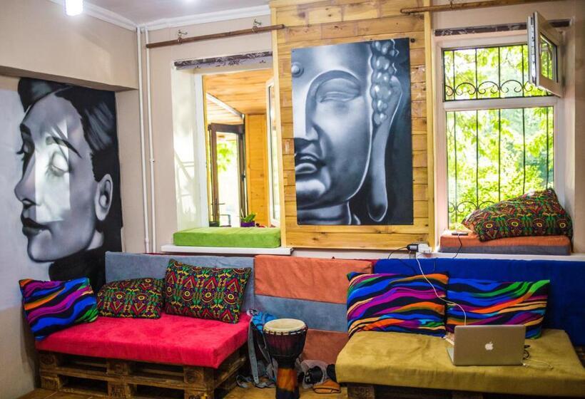 استودیوی استاندارد, Hostel Loco