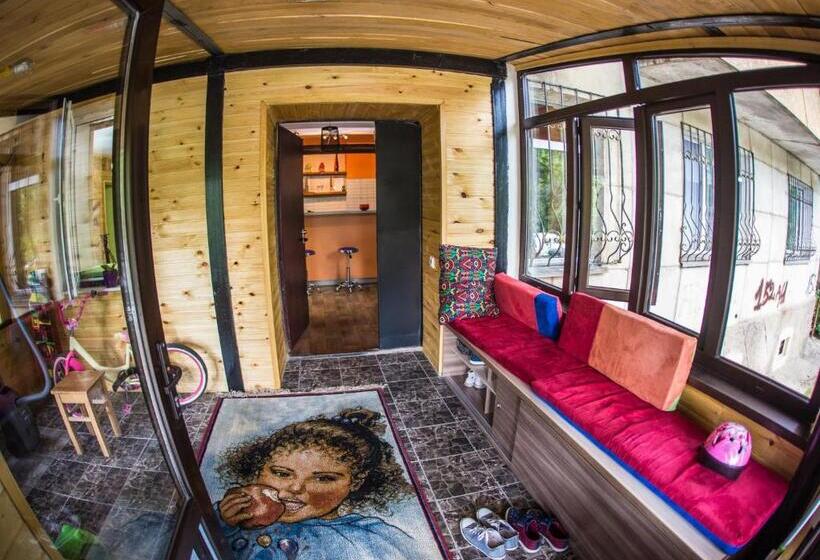 استودیوی استاندارد, Hostel Loco