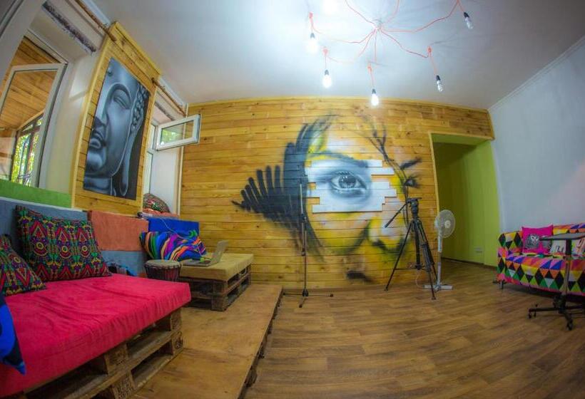 استودیوی استاندارد, Hostel Loco