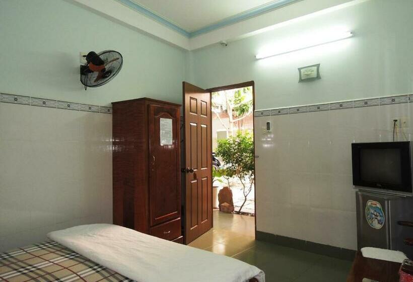 اتاق استاندارد, Kathy