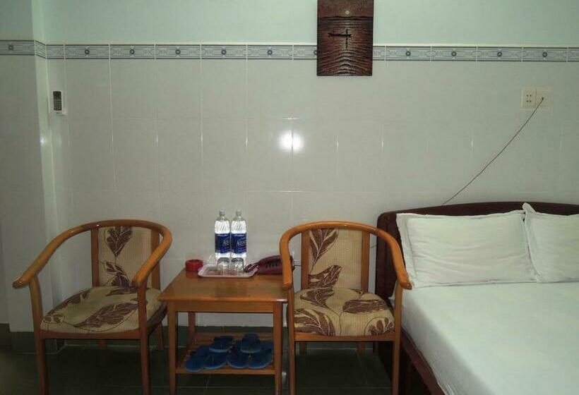 اتاق استاندارد سه نفره, Kathy