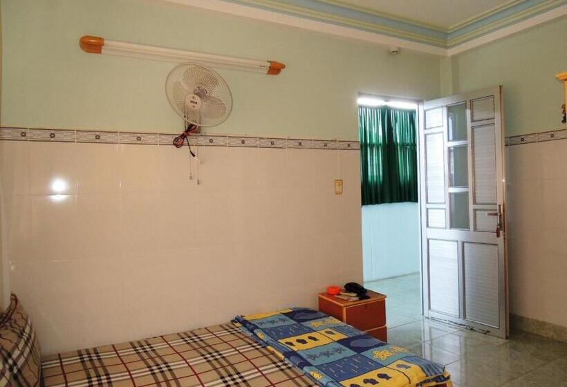 اتاق استاندارد سه نفره, Kathy