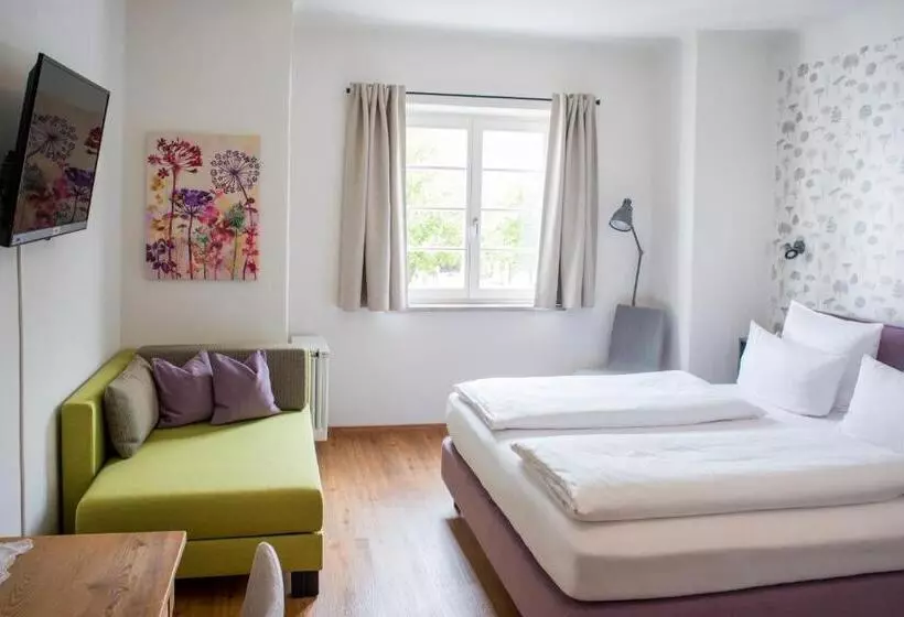 Economy Triple Room, Wailtl