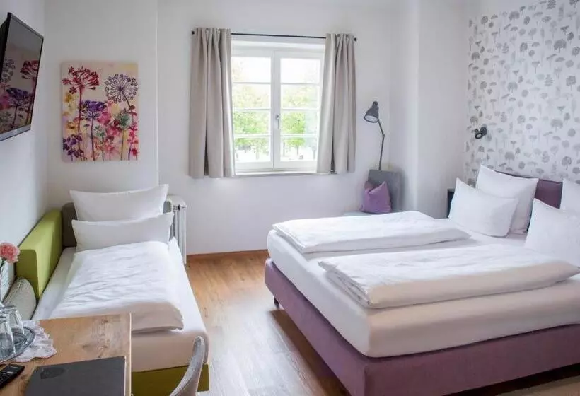 Economy Triple Room, Wailtl