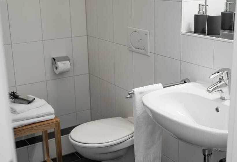 이코노미 트리플 룸, Wailtl