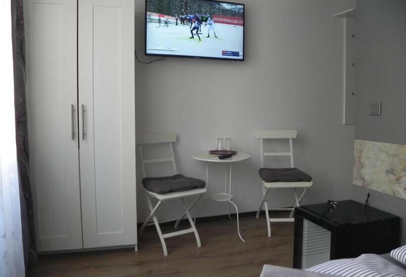 이코노미 룸, Arkade