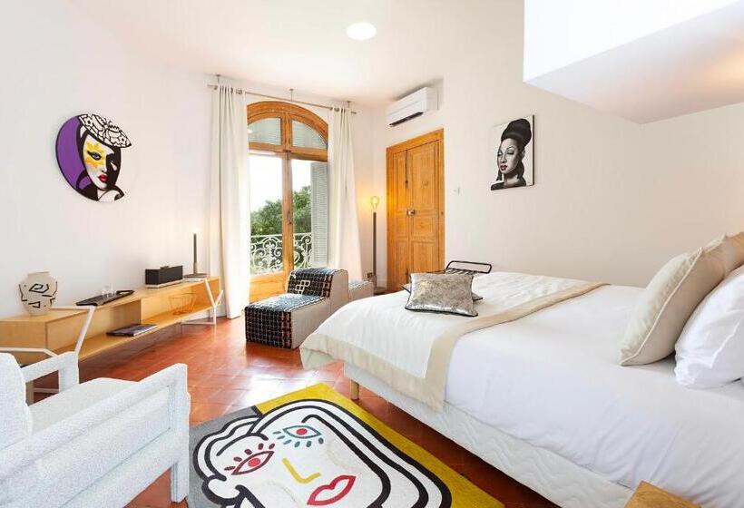 سوییت لوکس, Domaine De Biar