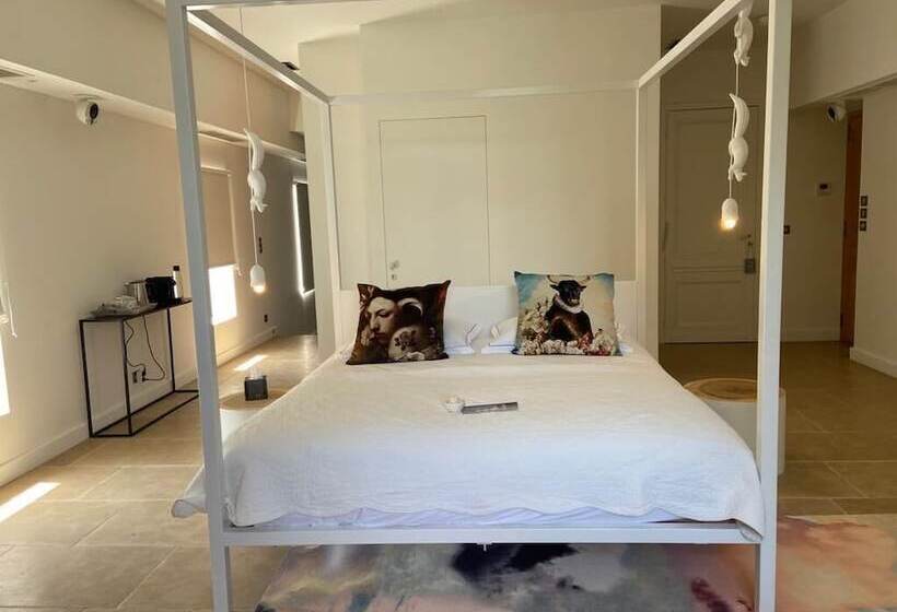 سوییت لوکس, Domaine De Biar