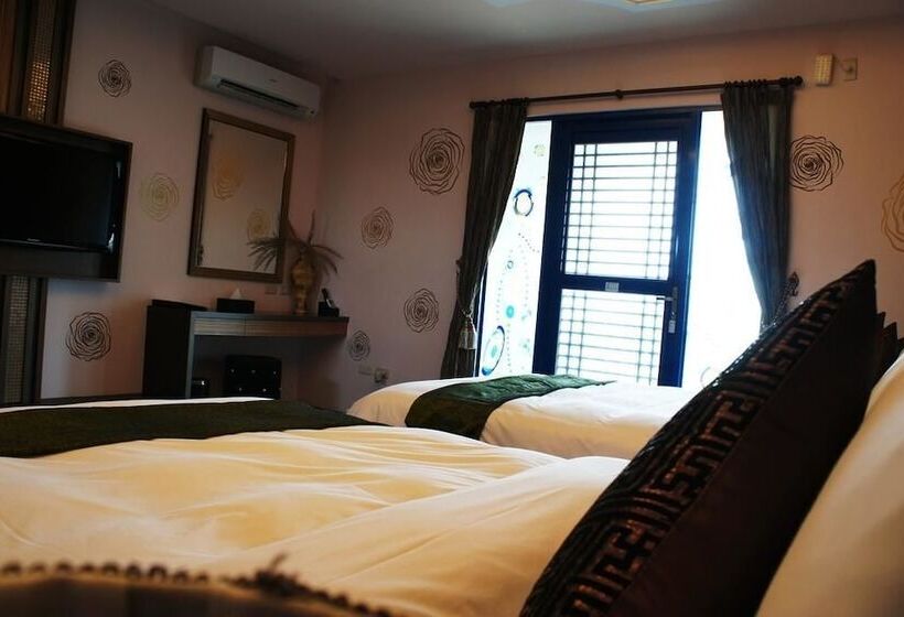 اتاق استاندارد چهار تخته, The Domed Tile Bb