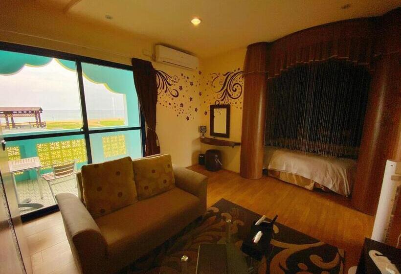 اتاق لوکس با بالکن و چشم‌انداز دریا, The Domed Tile Bb