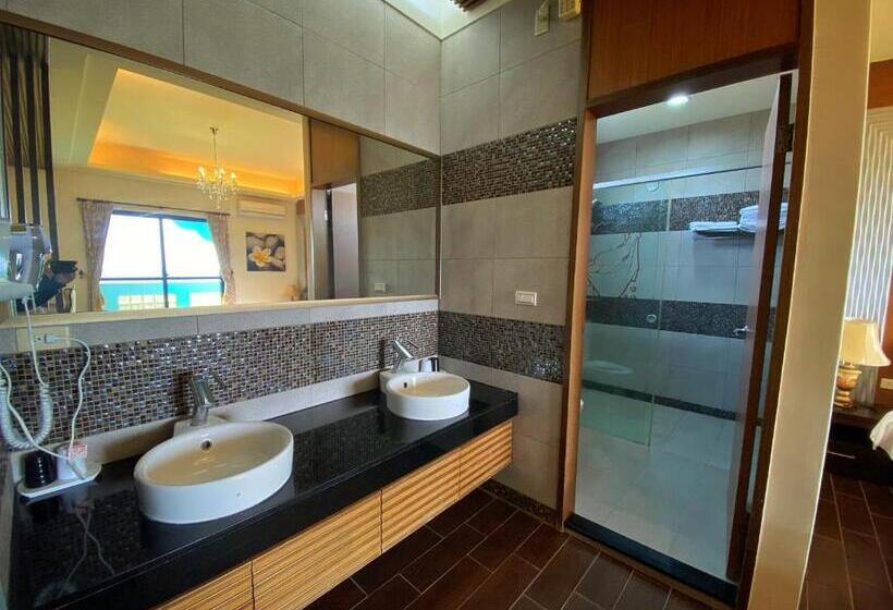 اتاق استاندارد چهار تخته, The Domed Tile Bb