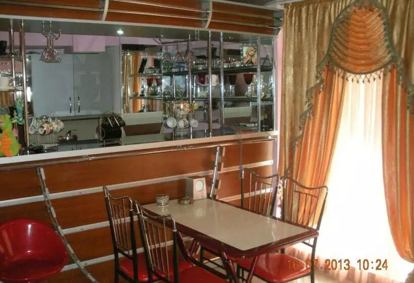 اتاق لوکس خانوادگی, Edemi