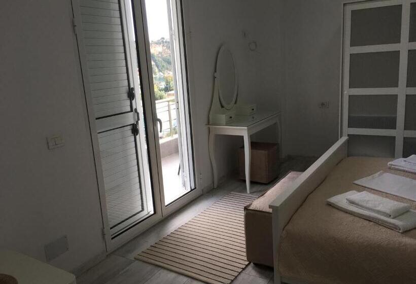 חדר משפחתי דלוקס, Stolis