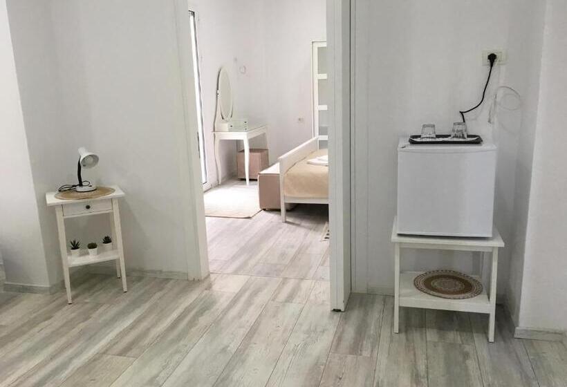 חדר משפחתי דלוקס, Stolis