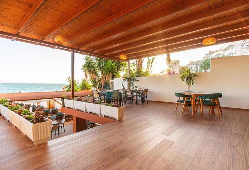 اتاق اساندارد با چشم‌انداز جانبی به دریا, Vila E Bardhe