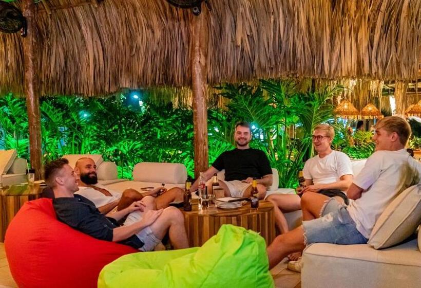 스탠다드 룸, Tiki Hut Hostel