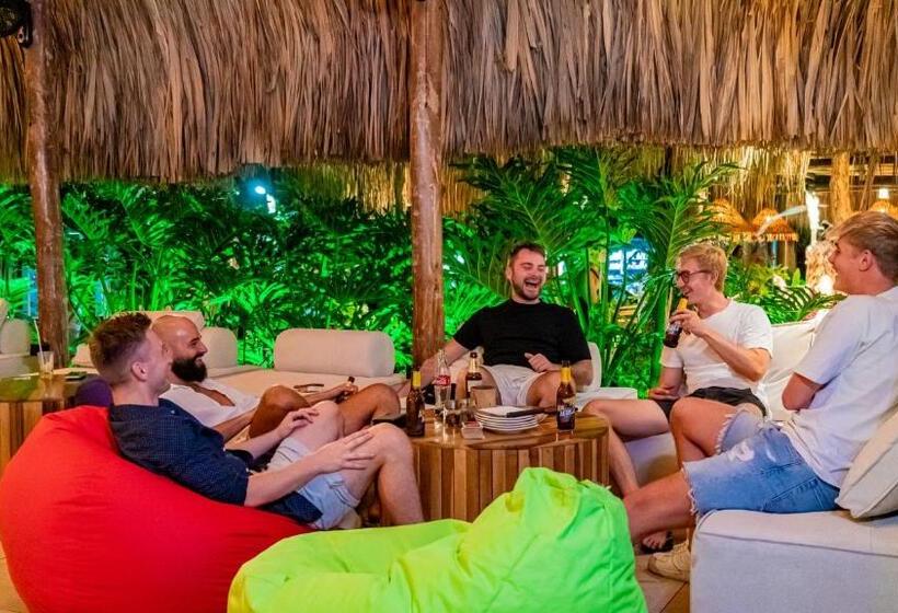 스탠다드 룸, Tiki Hut Hostel