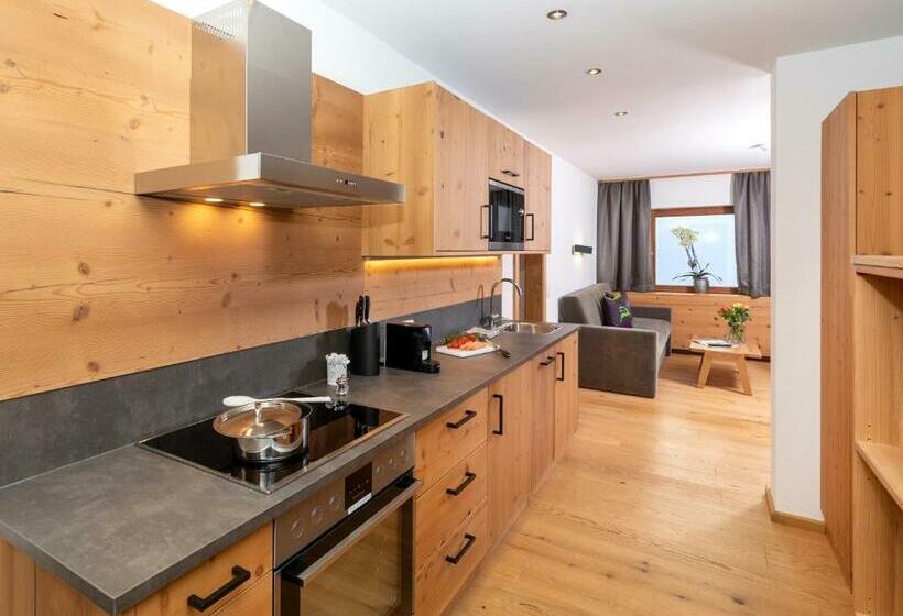 شقة غرفتين نوم مزودة بشُرفة, Das Grünholz Apart