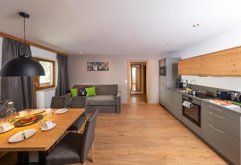 شقة غرفتين نوم مزودة بشُرفة, Das Grünholz Apart