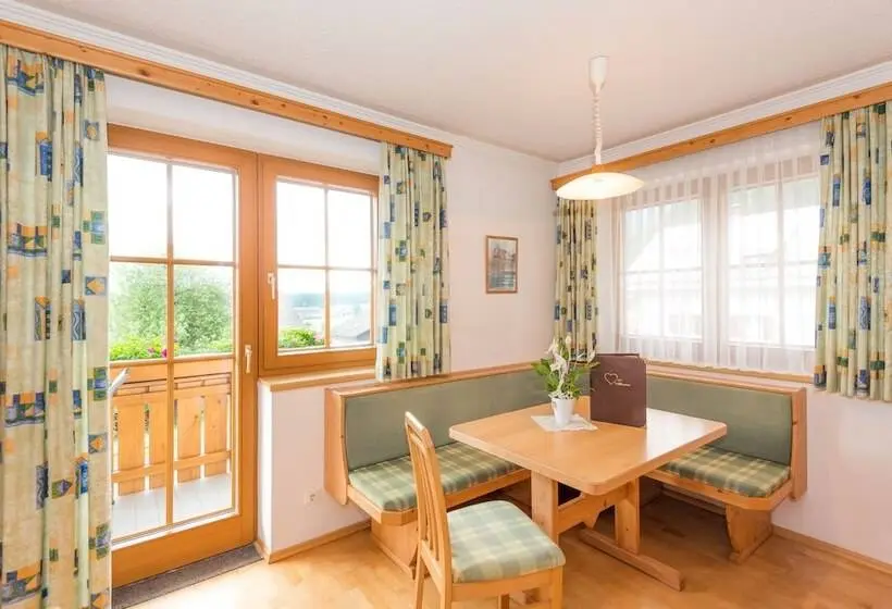 Perhesviitti, Apartpension Kristall