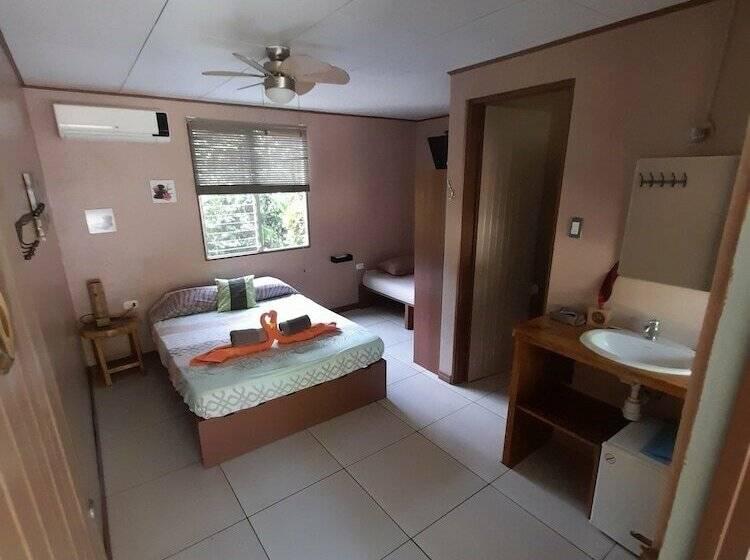 اتاق استاندارد سه نفره, El Colibri Rojo Cabinas Le Colibri Rouge