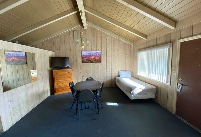 Quarto Familiar, Bristlecone Motel