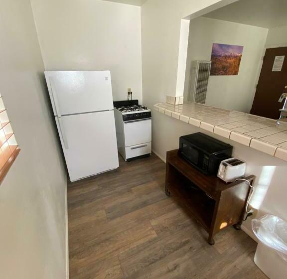침실 1개 아파트, Bristlecone Motel