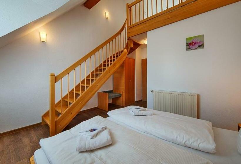 غرفة عائلية, Luther Birke Wittenberg