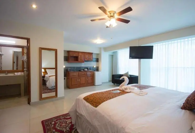 Executive Suite met Kingsize Bed, Samiria Jungle