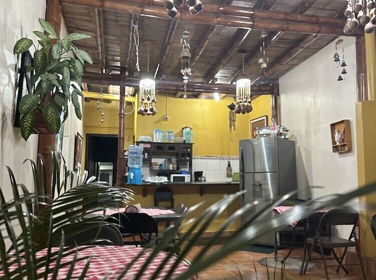 اتاق خانوادگی, Pacande B&b