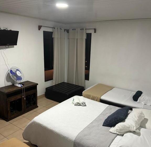 اتاق لوکس چهار تخته, Pacande B&b