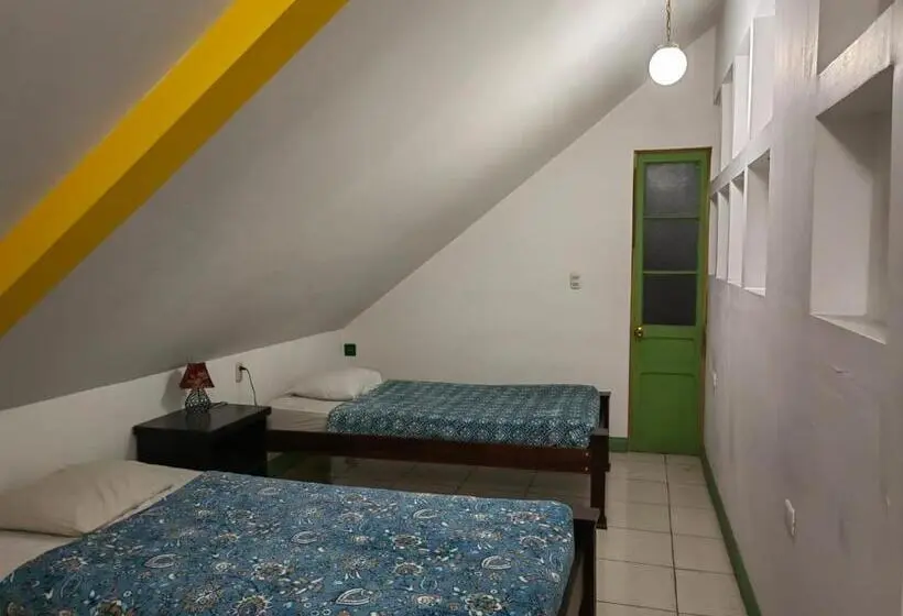 اتاق استاندارد سه تخته با سرویس بهداشتی مشترک, Hostel Shakti