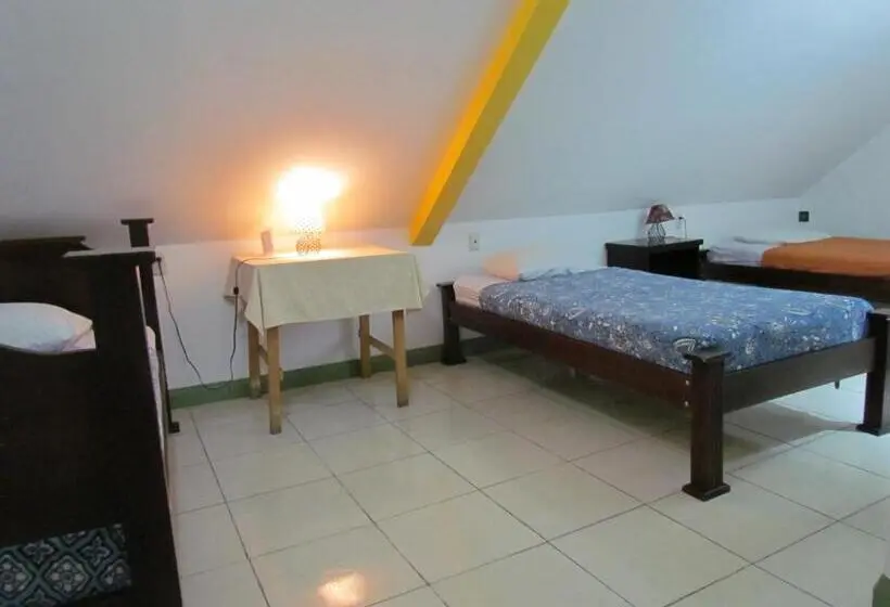 اتاق استاندارد سه تخته با سرویس بهداشتی مشترک, Hostel Shakti