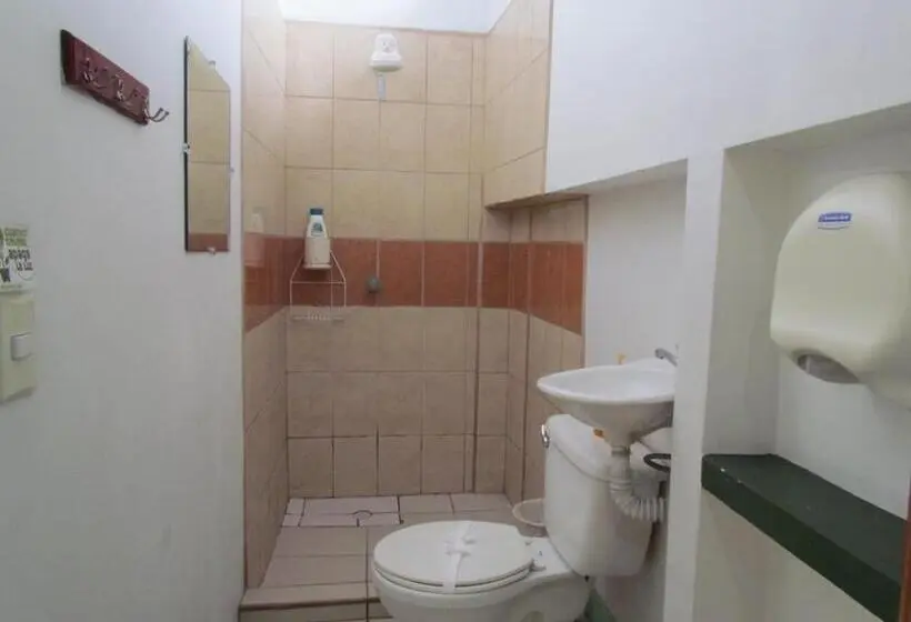 اتاق استاندارد سه نفره, Hostel Shakti