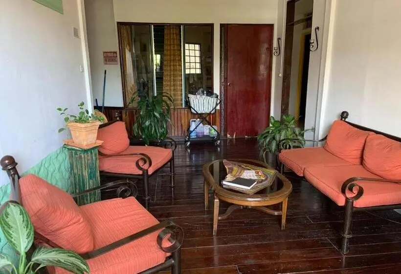 اتاق خانوادگی با سرویس بهداشتی مشترک, Hostel Shakti