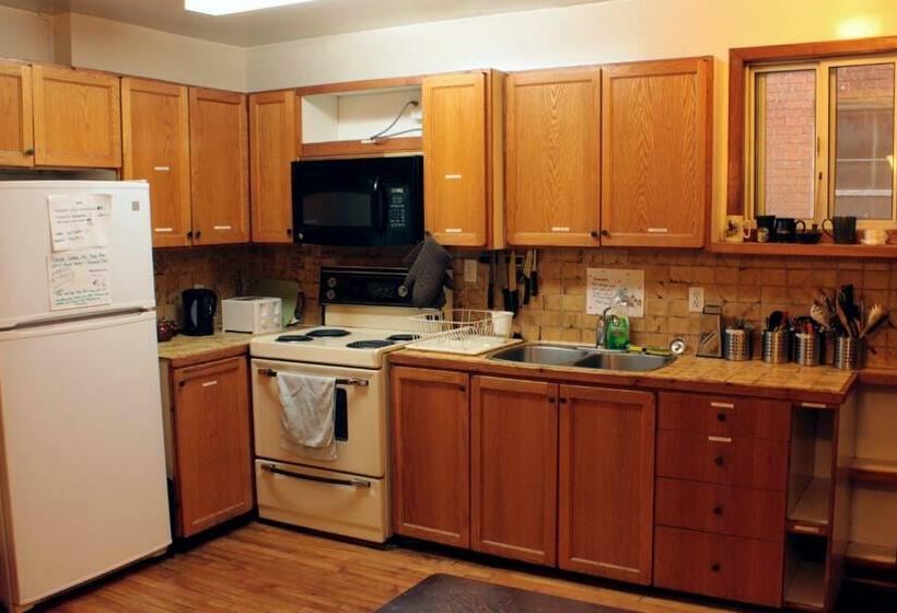 מיטה בחדר משותף, Ottawa Backpackers Inn