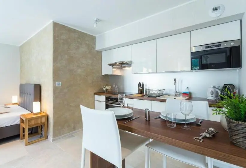 استودیوی استاندارد, Villa Velvet