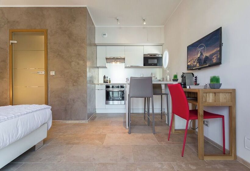 استودیوی استاندارد, Villa Velvet