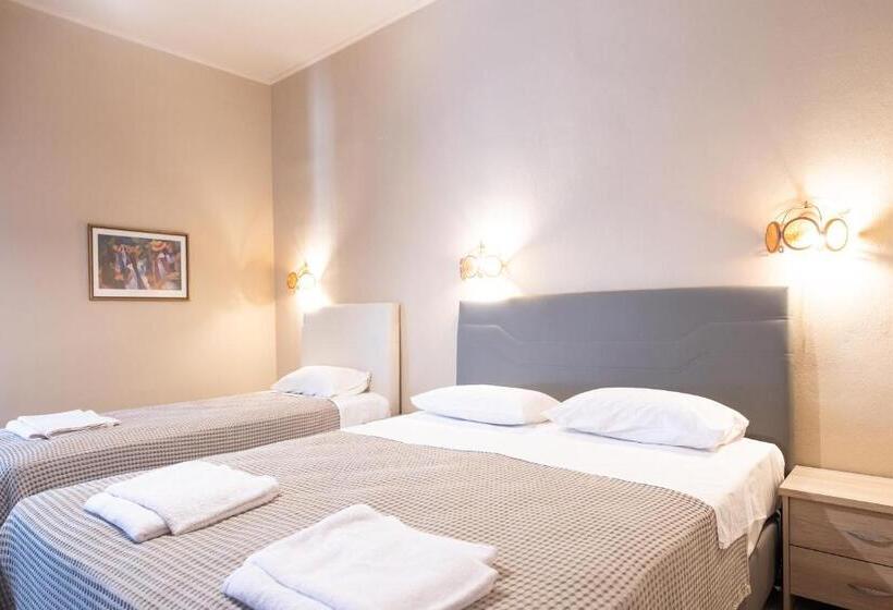 디럭스 트리플 룸, Yannis