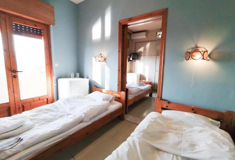 패밀리 룸, Yannis