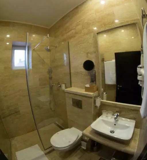 Camera Standard, Casa Branga